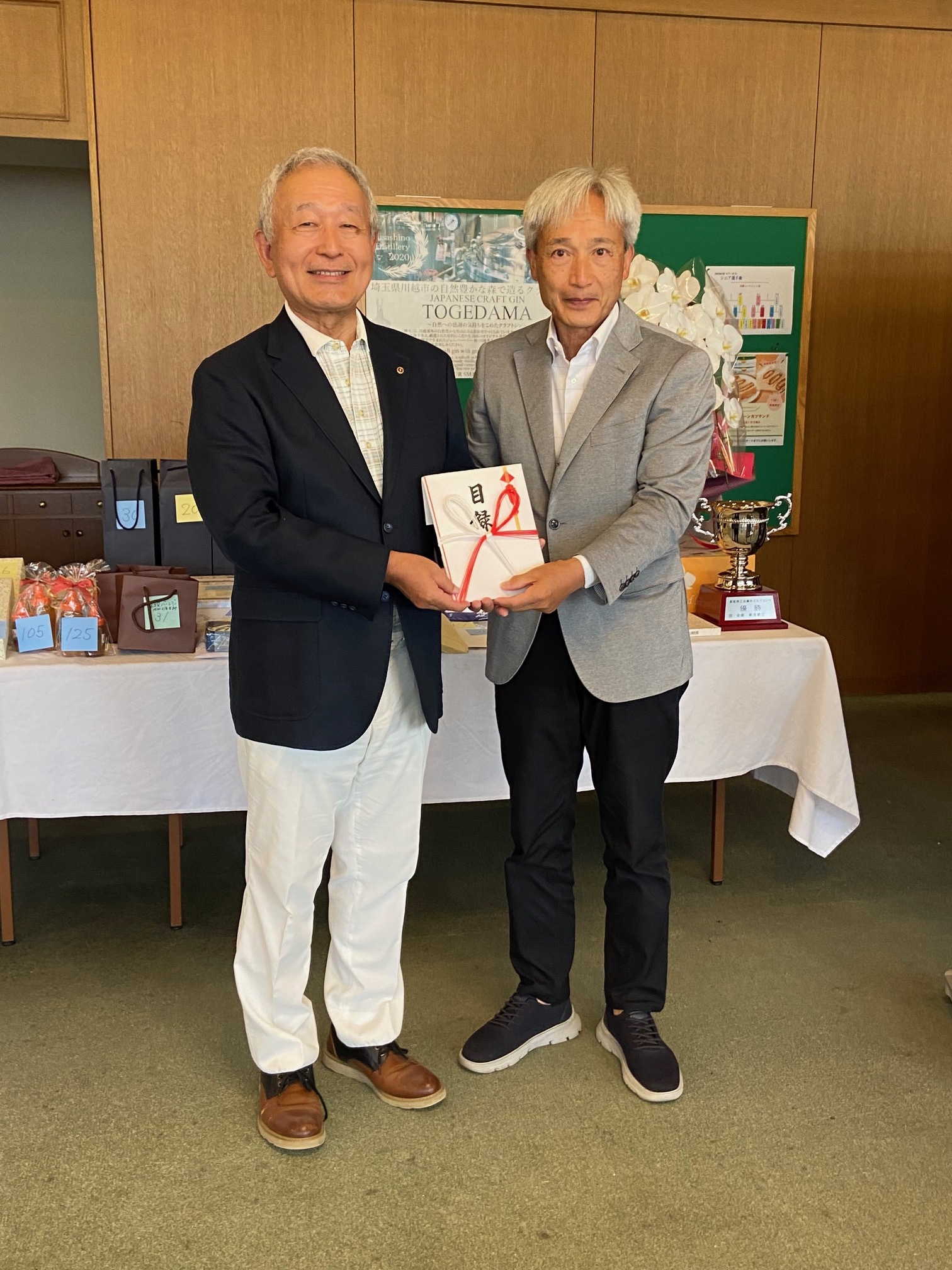 加藤会頭から山下飯能まつり協賛会実行委員長へ支援金寄贈