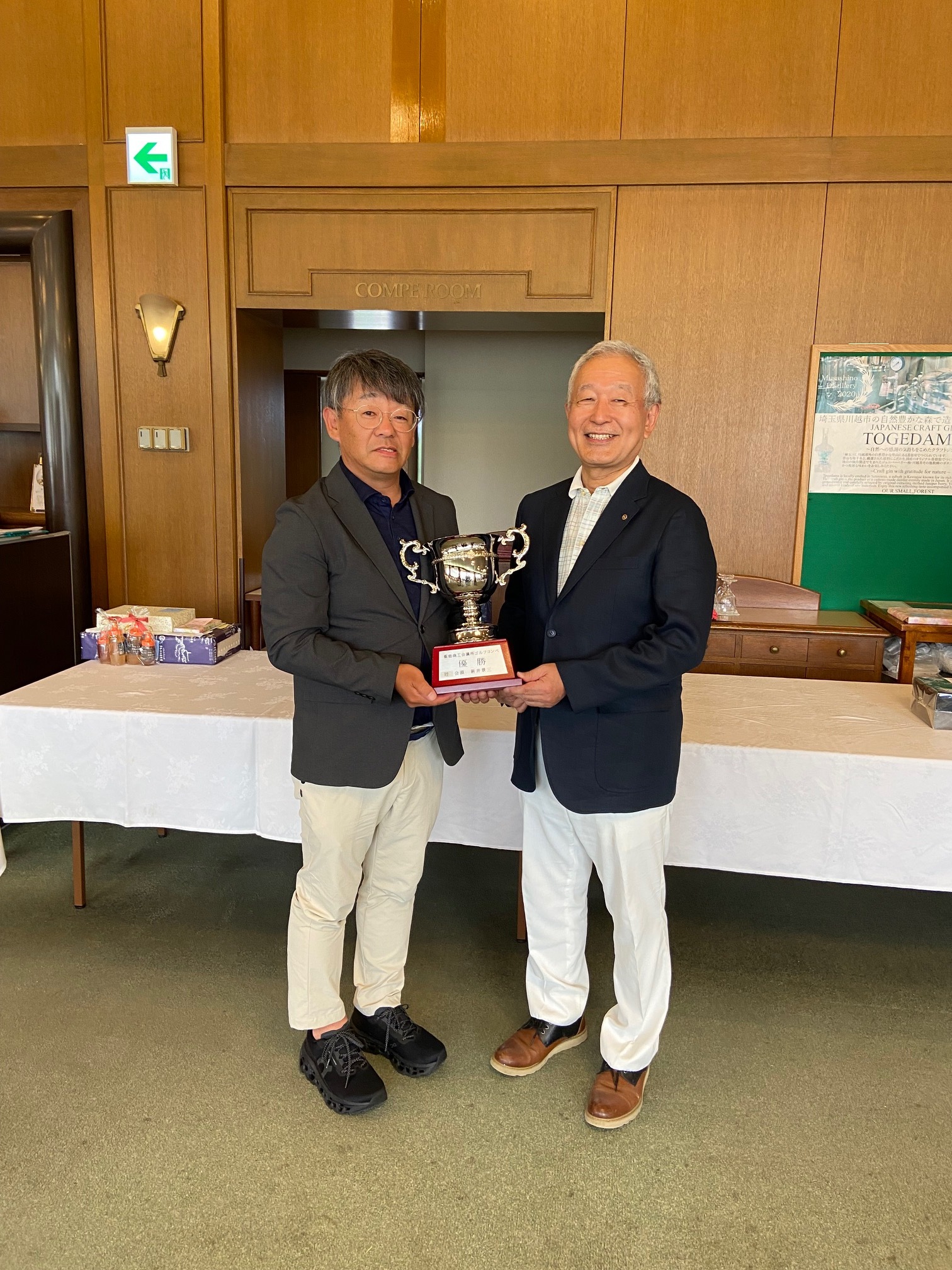 加藤会頭から優勝者柿沼氏へ優勝カップ贈呈